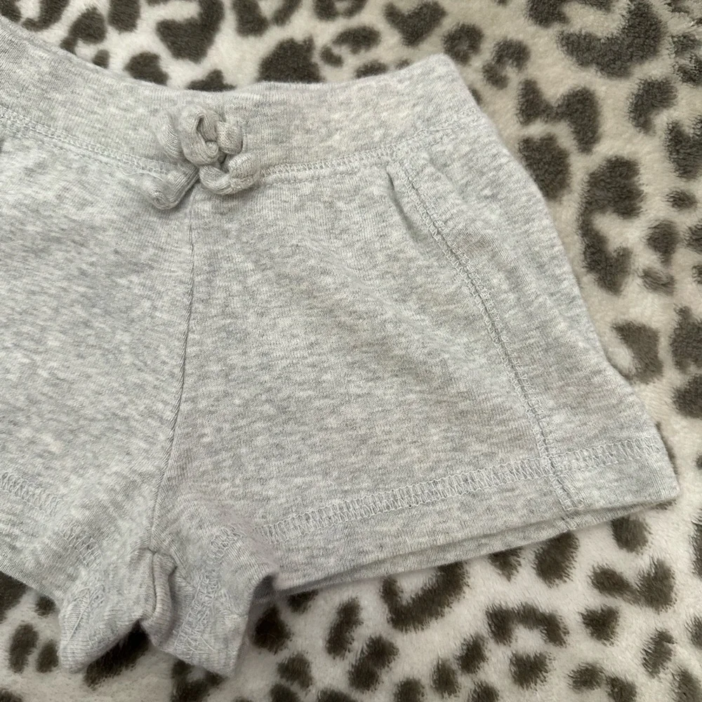 Old Navy Knit Shorts in Heather Gray Size 12-18 months